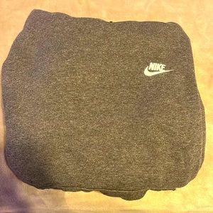 Nike hoodie it’s dark grey never worn it’s a small men
